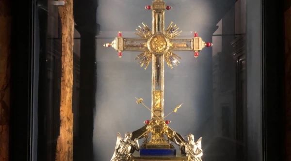 Visiting off-duty police prevent robbery at Roman church housing Passion relics