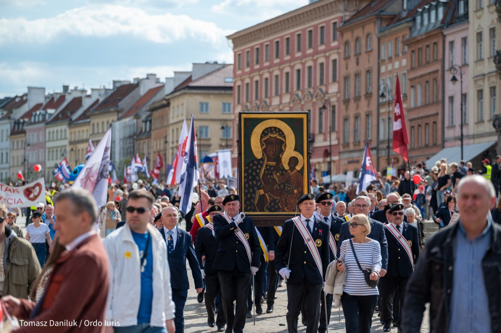 Participants carry an icon of Our Lady of Częstochowa. | Credit: Tomasz Daniluk/Ordo Iuris