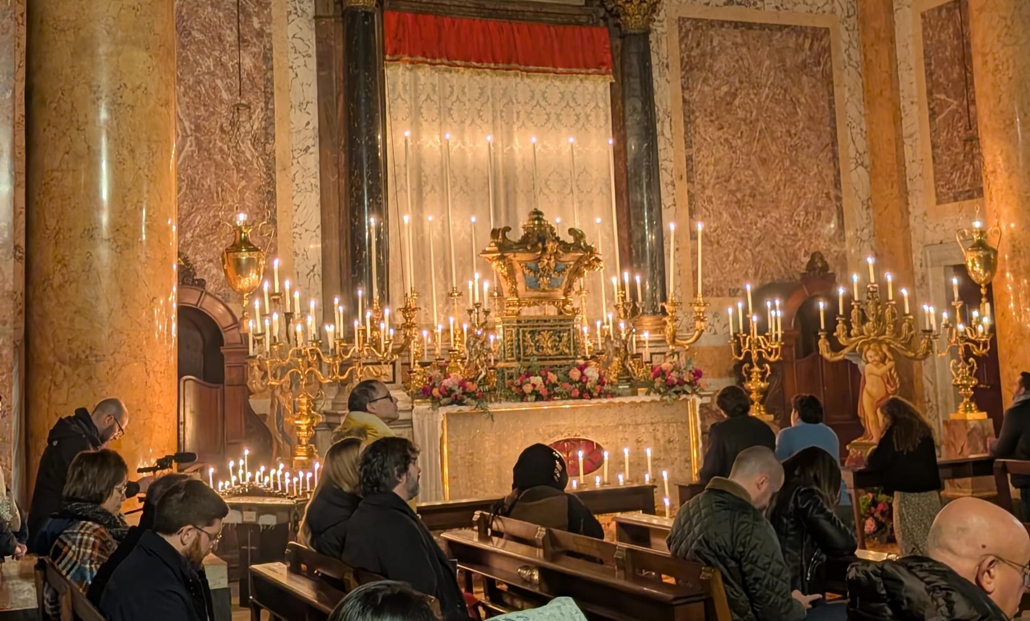 PHOTOS: Pilgrims keep watch with Eucharist at altars of repose in Rome