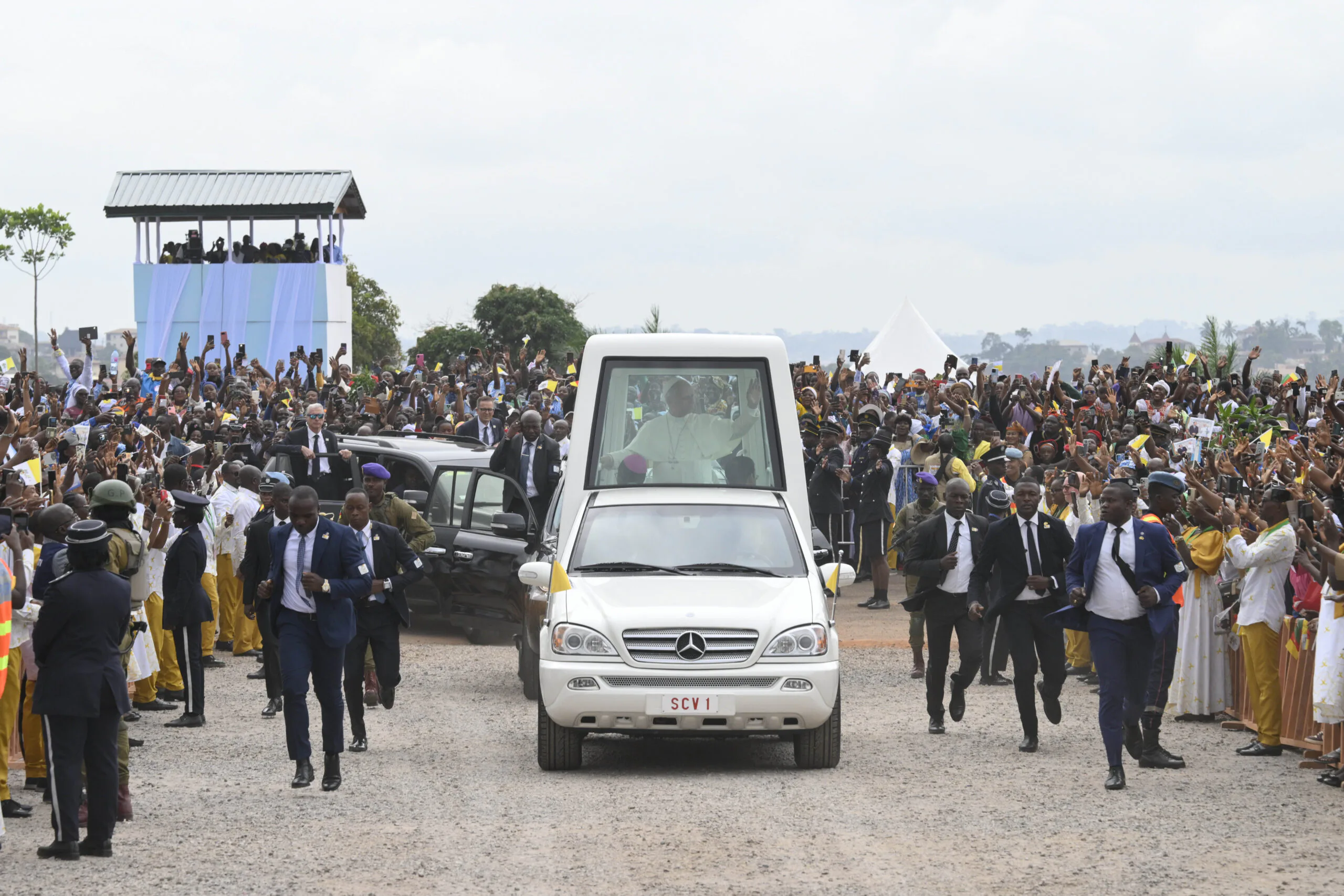 PHOTOS: Pope Leo XIV departs Cameroon, journeys to Angola