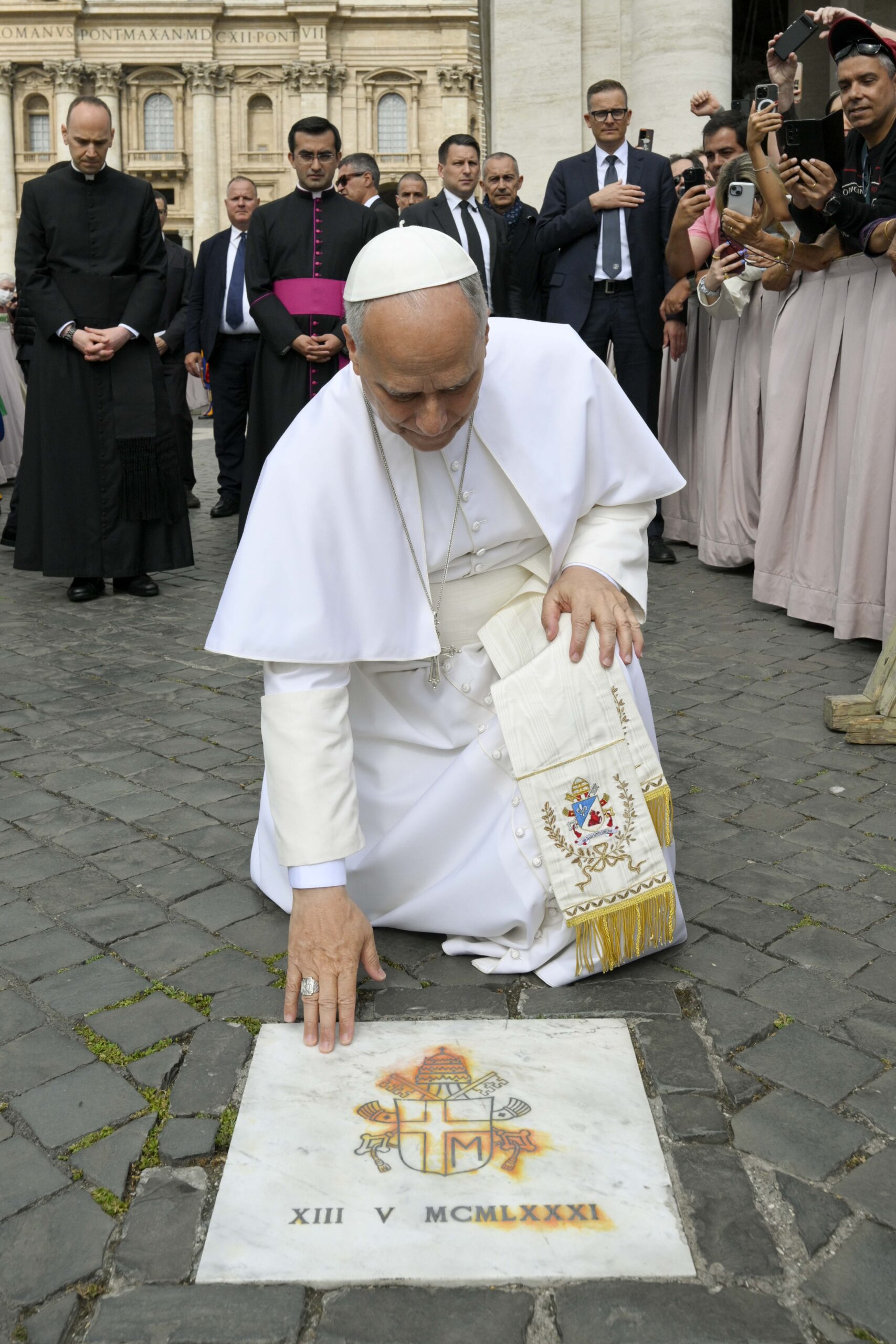 Pope Leo prays where St. John Paul II was shot on feast of Our Lady of Fátima