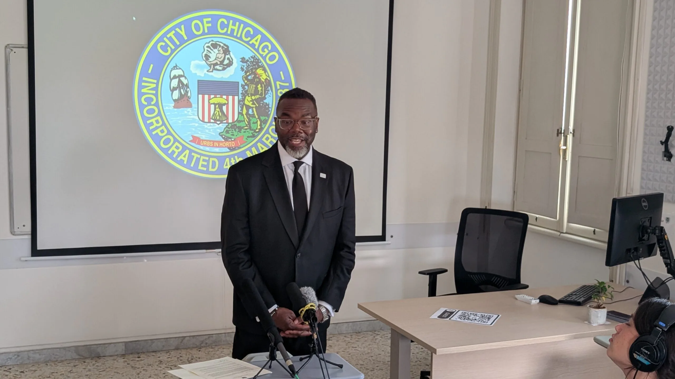 Pope Leo XIV meets with Chicago Mayor Brandon Johnson