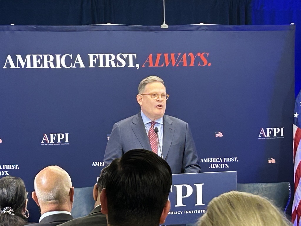 White House official promotes faith-based drug abuse prevention and recovery programs