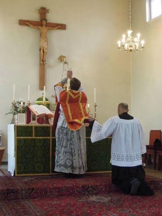 Pål Nes, kneeling, who left Freemasonry for Catholicism, serves at Mass with Father Ole Martin Stamnestrø. | Credit: Photo courtesy of Pål Nes