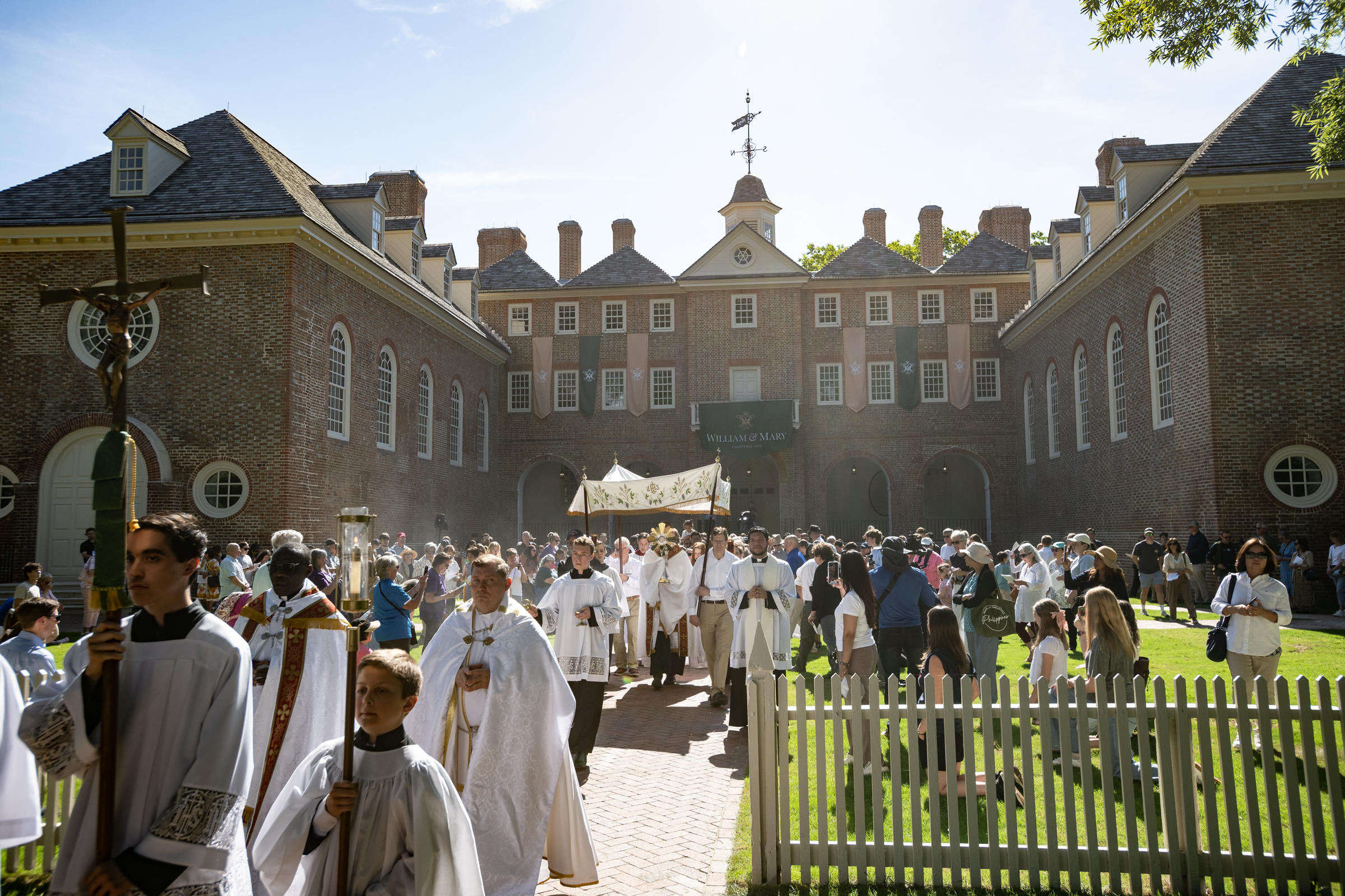 Hundreds of Catholics turn out for Eucharistic procession in historic Williamsburg, Virginia