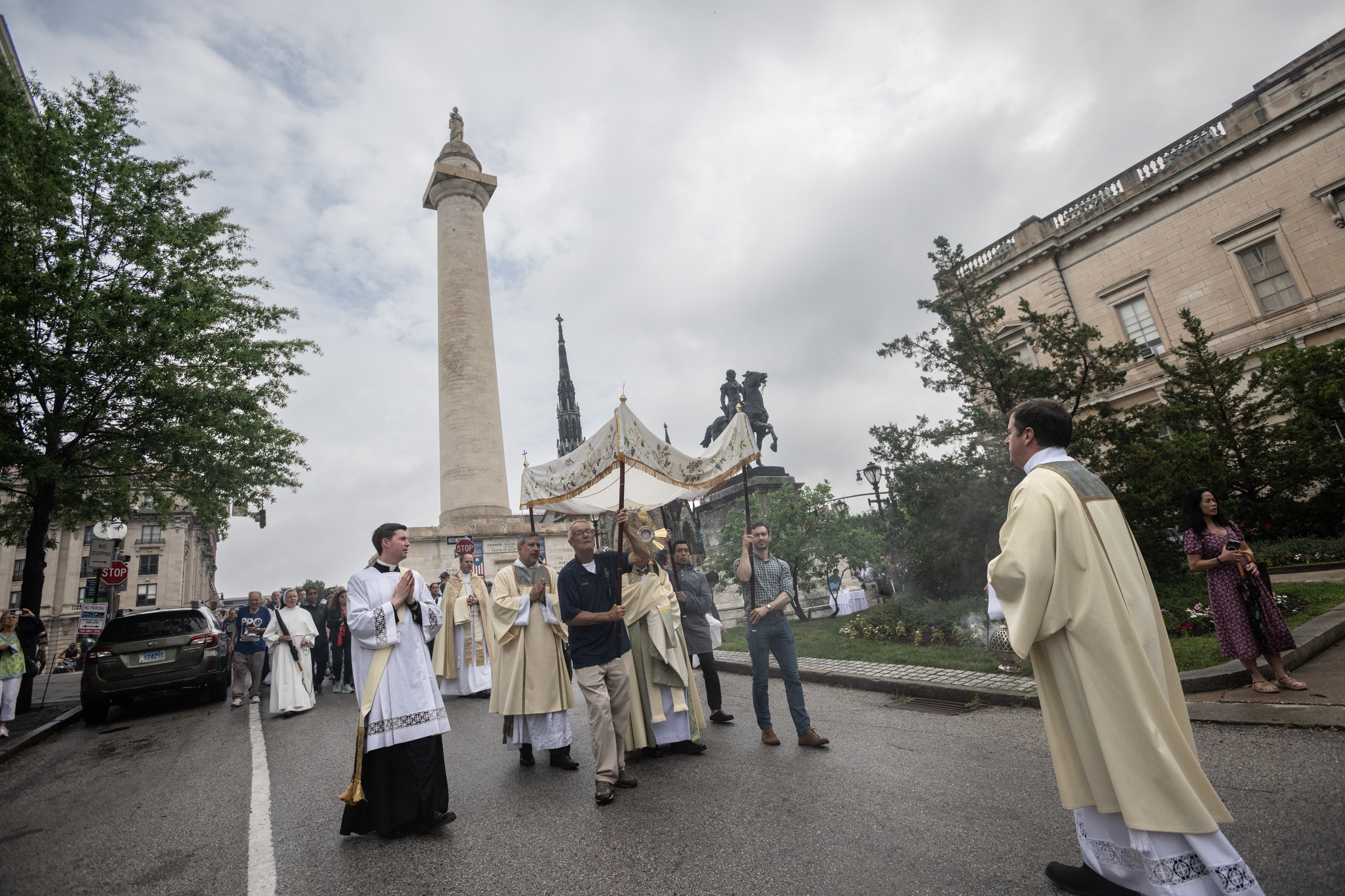 The Blessed Sacrament is carried beneath a canopy near Baltimore’s Washington Monument during the National Eucharistic Pilgrimage in Baltimore, Maryland, June 10, 2026. |.Credit: Jeffrey Bruno/EWTN News