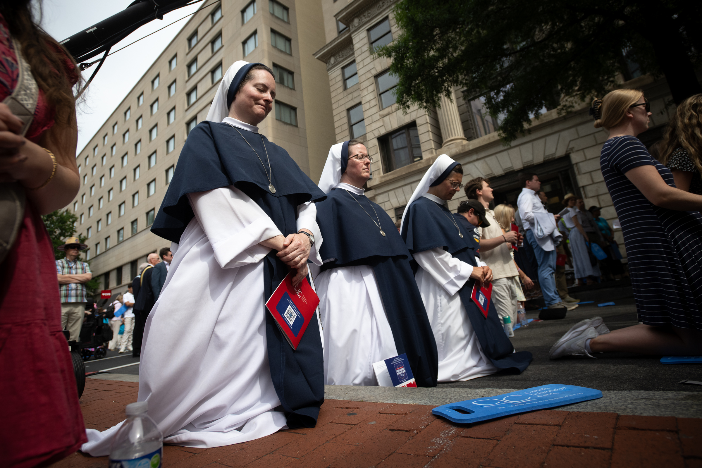 Religious sisters pray during a Eucharistic procession in Washington, D.C., June 6, 2026. Approximately 1,000 pilgrims processed through downtown Washington carrying the Blessed Sacrament. | Credit: Jeff Bruno/EWTN News