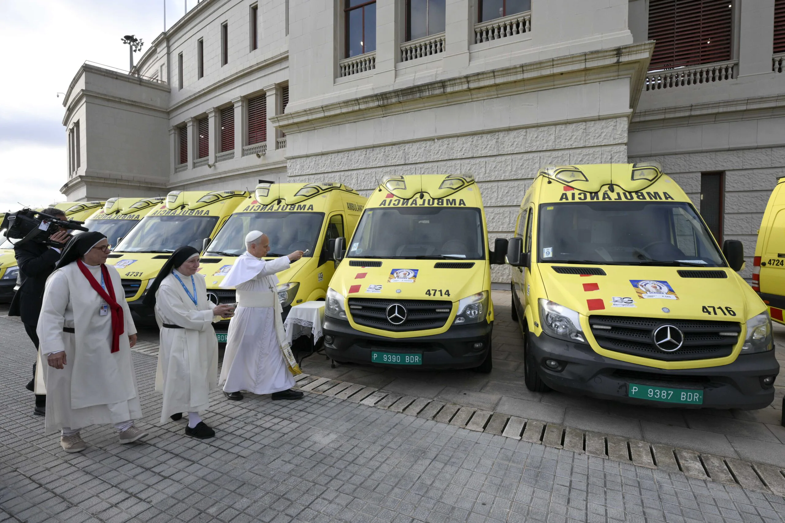 PHOTOS: Pope Leo XIV holds prayer vigil, visits prison, says Mass at historic basilica in Barcelona