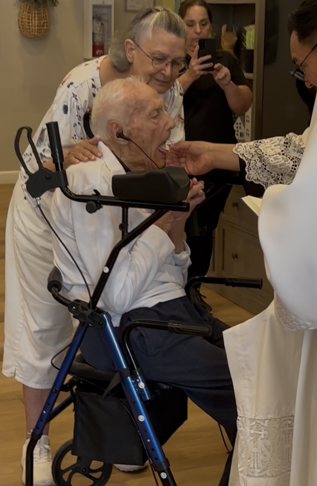 World War II Army veteran Raymond “Ray” Martin Sr. receives his first Communion at age 98. | Credit: Photo courtesy of Deacon Jack Trevino