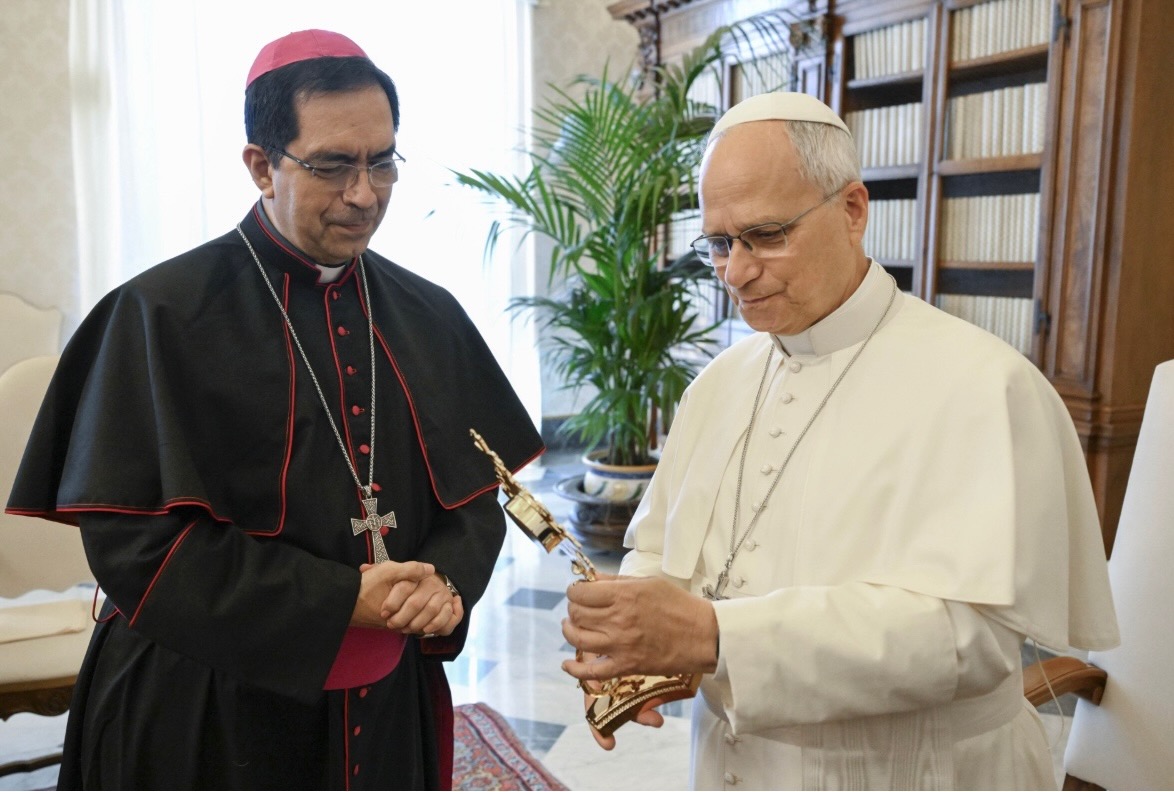 Archbishop José Luis Escobar gives a first-degree relic of St. Óscar Romero to Pope Leo XIV on Sept. 11, 2026. | Credit: Vatican Media