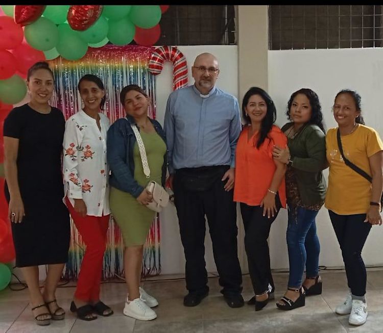 Father Patricio Sánchez Molinari with a group of the faithful. | Credit: Photo courtesy of Father Pedro Calle