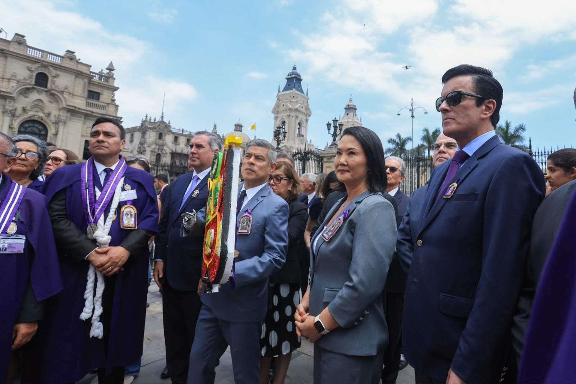 President Keiko Fujimori and her ministers pay homage to the Lord of the Miracles at the Government Palace. | Credit: ©ANDINA/Editora Perú