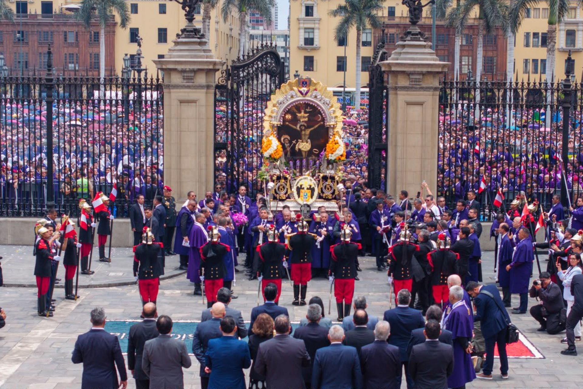 PHOTOS: Lord of Miracles image enters Peru’s Government Palace for first time in 40 years